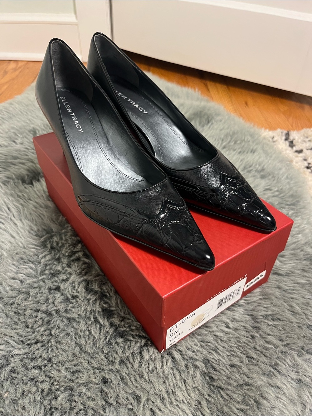 Ellen Tracy Black Pointed Toe Patent Leather Pumps